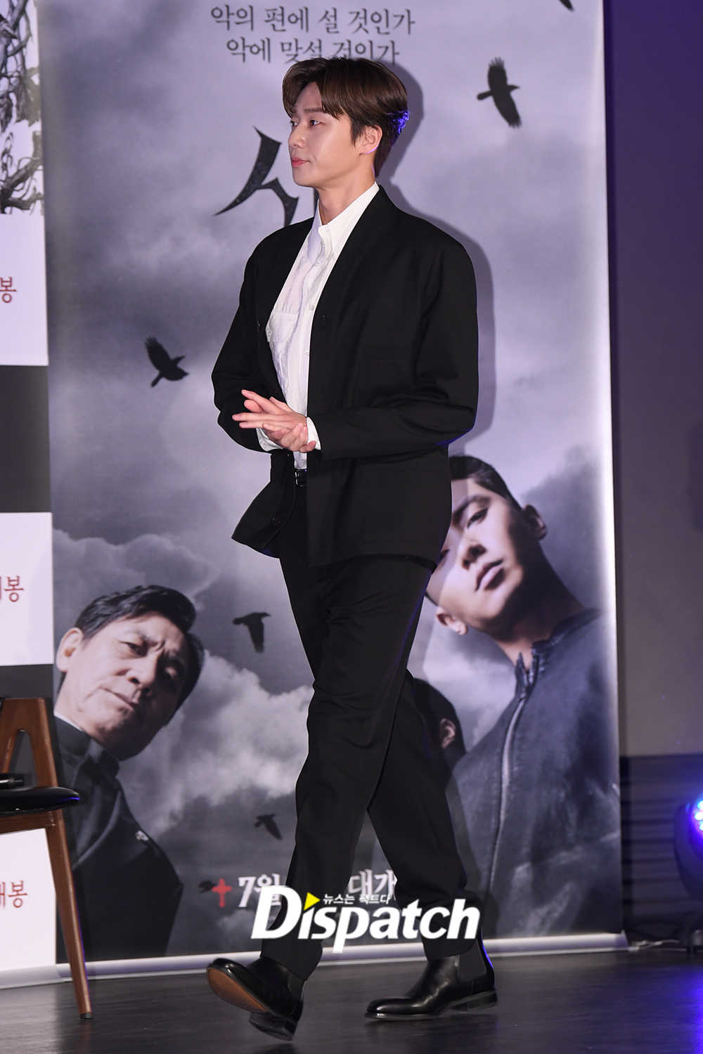 The movie Lion production meeting was held at the entrance of Lotte Cinema Counter in Jayang-dong, Gwangjin-gu, Seoul on the 26th.Park showed off her unique fashion sense with a black suit.Meanwhile, The Lion is a story about the martial arts champion Yonghu (Park Seo-joon) meeting with the Kuma priest An Shinbu (An Sung-ki) to confront the powerful evil that has confused the world. It will be released on the 31st of next month.The halo flashes.a shining appearance