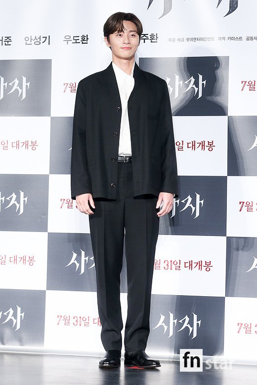 Actor Park Seo-joon attended the report on the production of the movie Lion at the entrance of Lotte Cinema Counter in Jayang-dong, Gwangjin-gu, Seoul on the 26th.The movie The Lion, starring Park Seo-joon, Woo Do-hwan and Ahn Sung-ki, is scheduled to open on July 31 as a film about the martial arts champion Yonghu (Park Seo-joon) meeting the Kuma priest Anshinbu (Anseonggi) and confronting the powerful evil that has confused the world.