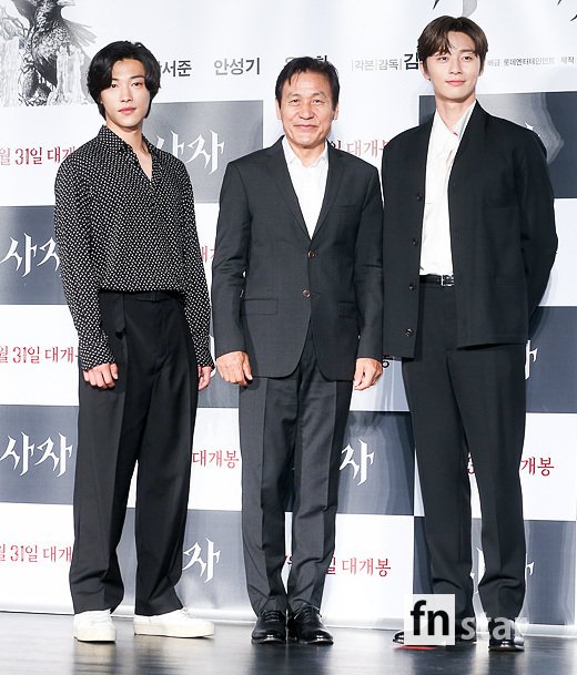 Actor Woo Do-hwan, Ahn Sung-ki and Park Seo-joon attended the production report of the movie Lion at the entrance of Lotte Cinema Counter in Jayang-dong, Gwangjin-gu, Seoul on the 26th.The movie The Lion, starring Park Seo-joon, Woo Do-hwan and Ahn Sung-ki, is set to open on July 31 as a film about the fighting champion Yonghu (Park Seo-joon), who met the Kuma priest Anshinbu (Ahn Sung-ki) and confronting the powerful evil that has confused the world.