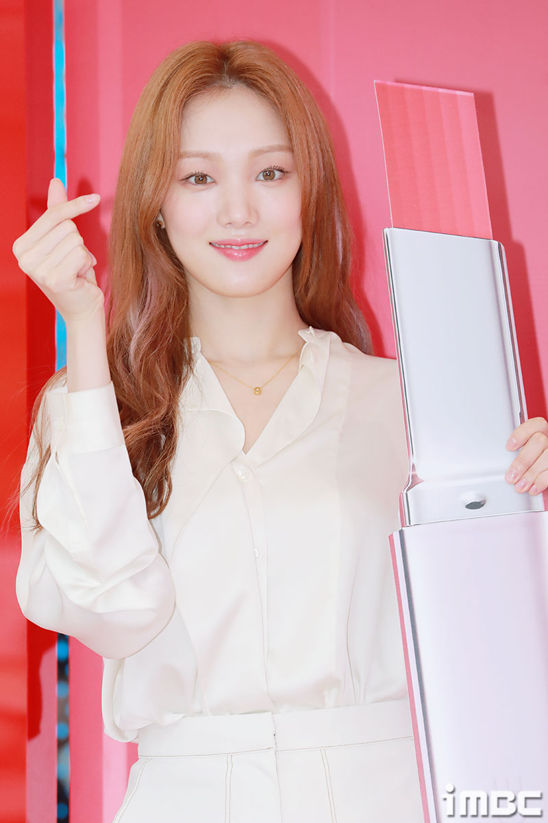 Actor Lee Sung-kyung attended a photo call ceremony to commemorate the launch of the brand at a flagship store in Seodaemun-gu, Seoul on the morning of the 26th.iMBC Photo