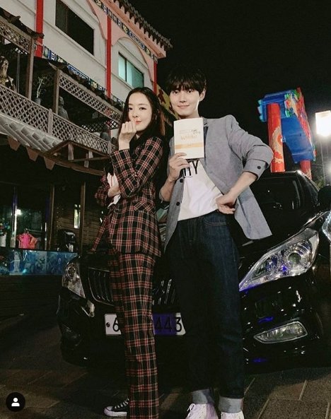Lee Tae-ri said on his SNS on the 26th, Tonight at 9:30! TVN Enter the search word WWW SEK will appear!I have been with my sister for a long time. The photo shows Lee Da-hee and Lee Tae-ri posing for the camera, with the two mens tall proportions and the vision of a good-looking woman captivating the eye.Lee Da-hee and Lee Tae-ri have appeared in the JTBC drama Beauty Inside last year as lecturers and Jung Joo-hwan respectively.Meanwhile, TVN Enter the search word WWW, starring Lee Tae-ri SEK, will be broadcast at 9:30 pm on the 26th.