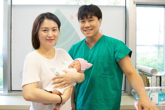 어머니 정향선씨가 전호삼 아기를 안고 주치의인 정의석 교수(오른쪽)와 함께 퇴원을 앞두고 기념사진을 찍었다. [서울아산병원]