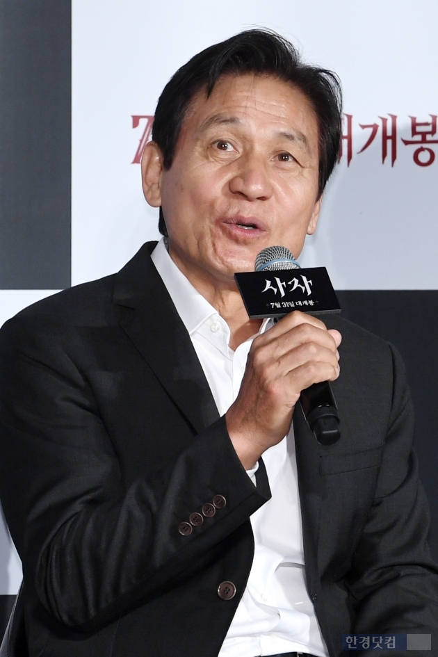 Actor Ahn Sung-ki is answering questions by attending a production report of the movie Lion (director Kim Joo-hwan, production Keith) held at the entrance of Lotte Cinema Counter in Jayang-dong, Seoul on the morning of the 26th.The Lion, starring Ahn Sung-ki, Park Seo-joon, and Woo Do-hwan, is scheduled to open on July 31 as a film about the story of martial arts champion Yonghu (Park Seo-joon) meeting with the Kuma priest An Shinbu (Ahn Sung-ki) and confronting a powerful evil (), which has confused the world.