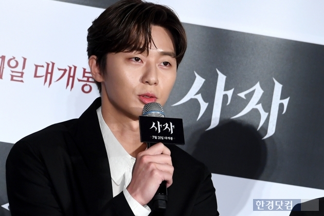 Actor Park Seo-joon is answering questions by attending a production report of the movie Lion (director Kim Joo-hwan, production Keith) held at the entrance of Lotte Cinema Counter in Jayang-dong, Seoul on the morning of the 26th.The Lion, starring Ahn Sung-ki, Park Seo-joon, and Woo Do-hwan, is scheduled to open on July 31 as a film about the story of martial arts champion Yonghu (Park Seo-joon) meeting with the Kuma priest An Shinbu (Ahn Sung-ki) and confronting a powerful evil (), which has confused the world.