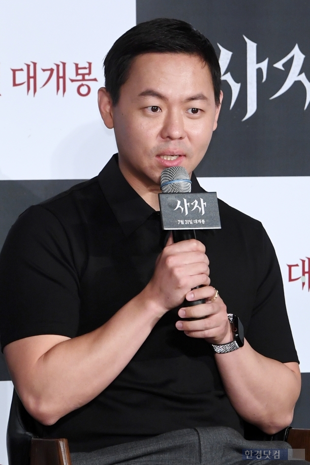 Director Kim Joo-hwan is answering questions by attending a production report of the movie Lion (director Kim Joo-hwan, production Keith) held at the entrance of Lotte Cinema Counter in Jayang-dong, Seoul on the morning of the 26th.The Lion, starring Ahn Sung-ki, Park Seo-joon, and Woo Do-hwan, is scheduled to open on July 31 as a film about the story of martial arts champion Yonghu (Park Seo-joon) meeting with the Kuma priest An Shinbu (Ahn Sung-ki) and confronting a powerful evil (), which has confused the world.