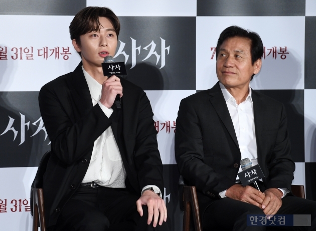 Actor Park Seo-joon is answering questions by attending a production report of the movie Lion (director Kim Joo-hwan, production Keith) held at the entrance of Lotte Cinema Counter in Jayang-dong, Seoul on the morning of the 26th.The Lion, starring Ahn Sung-ki, Park Seo-joon, and Woo Do-hwan, is scheduled to open on July 31 as a film about the story of martial arts champion Yonghu (Park Seo-joon) meeting with the Kuma priest An Shinbu (Ahn Sung-ki) and confronting a powerful evil (), which has confused the world.