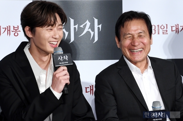 Actors Park Seo-joon and Ahn Sung-ki are smiling at the production report of the movie Lion (director Kim Joo-hwan, production Keith) held at the entrance of Lotte Cinema Counter in Jayang-dong, Seoul on the morning of the 26th.The Lion, starring Ahn Sung-ki, Park Seo-joon, and Woo Do-hwan, is scheduled to open on July 31 as a film about the story of martial arts champion Yonghu (Park Seo-joon) meeting with the Kuma priest An Shinbu (Ahn Sung-ki) and confronting a powerful evil (), which has confused the world.