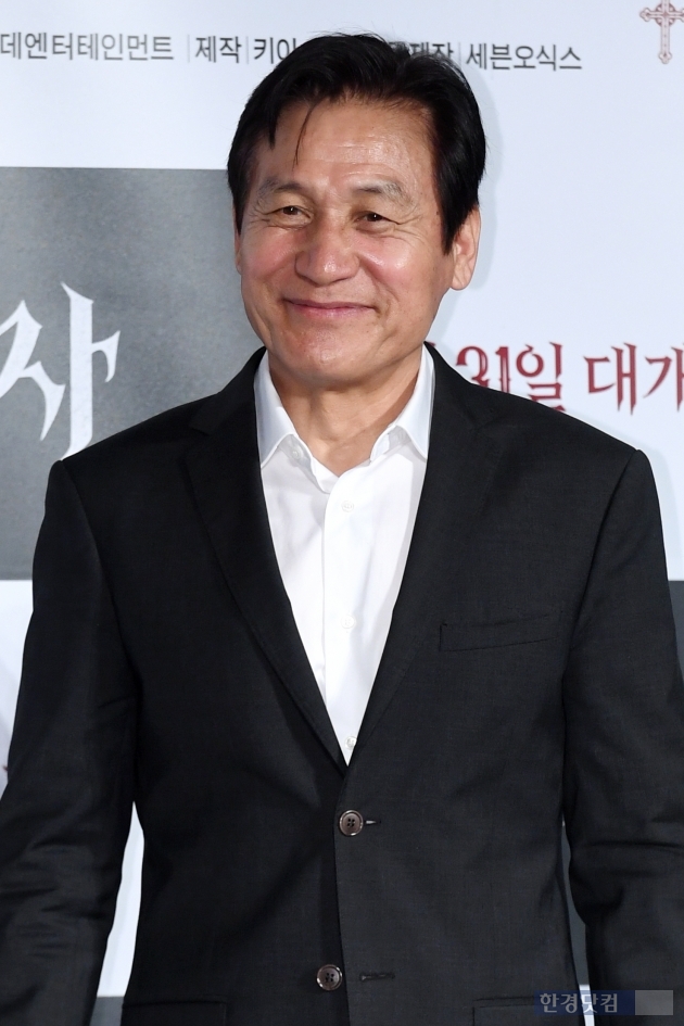 Actor Ahn Sung-ki attends a production report of the movie Lion (director Kim Joo-hwan, production Keith) at the entrance of Lotte Cinema Counter in Jayang-dong, Seoul on the morning of the 26th and has photo time.The Lion, starring Ahn Sung-ki, Park Seo-joon, and Woo Do-hwan, is scheduled to open on July 31 as a film about the story of martial arts champion Yonghu (Park Seo-joon) meeting with the Kuma priest An Shinbu (Ahn Sung-ki) and confronting a powerful evil (), which has confused the world.