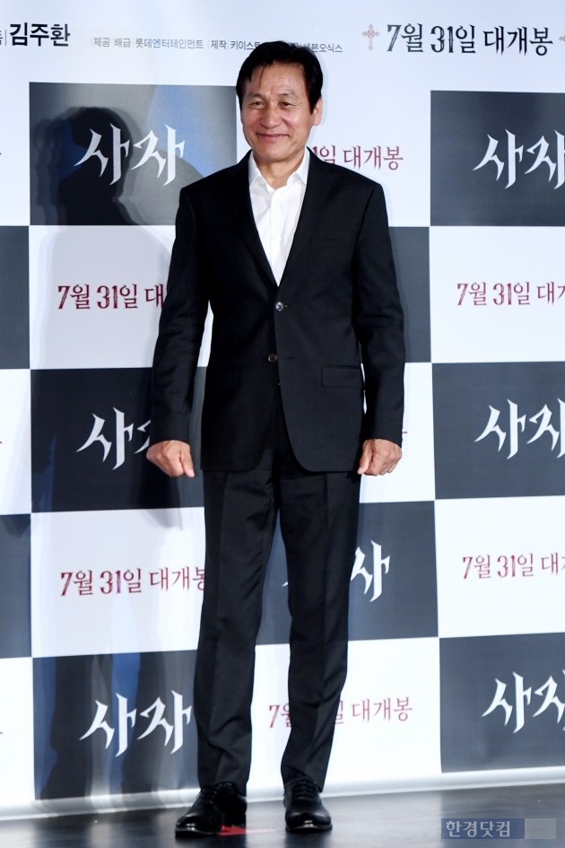 Actor Ahn Sung-ki attends a production report of the movie Lion (director Kim Joo-hwan, production Keith) at the entrance of Lotte Cinema Counter in Jayang-dong, Seoul on the morning of the 26th and has photo time.The Lion, starring Ahn Sung-ki, Park Seo-joon, and Woo Do-hwan, is scheduled to open on July 31 as a film about the story of martial arts champion Yonghu (Park Seo-joon) meeting with the Kuma priest An Shinbu (Ahn Sung-ki) and confronting a powerful evil (), which has confused the world.