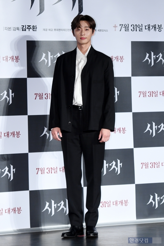 Actor Park Seo-joon attends a production report of the movie Lion (director Kim Joo-hwan, production Keith) at the entrance of Lotte Cinema Counter in Jayang-dong, Seoul on the morning of the 26th and has photo time.The Lion, starring Ahn Sung-ki, Park Seo-joon, and Woo Do-hwan, is scheduled to open on July 31 as a film about the story of martial arts champion Yonghu (Park Seo-joon) meeting with the Kuma priest An Shinbu (Ahn Sung-ki) and confronting a powerful evil (), which has confused the world.