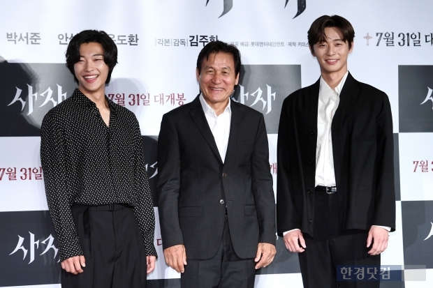 The movie Lion Park Seo-joon, Udohwan, and Ahn Sung-ki expressed their confidence in the work and were determined to capture the theater this summer.On the 26th, Lotte Cinema at the entrance of Gwangjin-gu, Seoul, a report on the production of the movie Lion was held.Actor Park Seo-joon, Ahn Sung-ki, Udohwan, and director Kim Joo-hwan participated in the event to raise expectations for the lion.Lion is a story that happens when Yonghu, a martial arts champion who has only distrust of the world after losing his father when he was a child, meets the priest of Kuma and realizes that he has special power.Director Kim Joo-hwan and Park Seo-joon of the film Youth Police, which attracted 5.65 million viewers in 2017, once again attracted attention.In the play, Park Seo-joon played the role of a martial arts champion against evil, and Ahn Sung-ki, a Kuma priest, was selected as a black man who spread evil.Kim Jae-hwan said, I saw a sculpture in France where an archangel pressed the devil. There was a huge conflict there. He introduced the first starting point of the lion.In the meantime, Park Seo-joon, the main character, said, I hope I will continue to be a comrade.Park Seo-joon, who predicted delicate emotional acting and hard-working action through Yonghu, said, I thought it would be the most intense role I can show at my age now. There was a great thing hiding.In the meantime, he said, I always wanted to do a character, he said, I felt that Kim Joo-hwan wanted to implement this.Udohwan also expressed confidence, saying, I appeared because of Kim Joo-hwan.Udohwan said, When I saw the lion scenario, it was not drawn well in my head. I wondered how it would be visualized, and I was not positive and I was not confident.I met the bishop and listened to the explanation, so I felt the confidence that I could trust it, he added. After doing this work, I thought I could see another world.In addition, about challenging the first starring role of the screen through Lion, he said, I am very nervous but I can expect it.Ahn Sung-ki did not hide his desire to meet many audiences through Lion.I felt like I was not going to play the role of Ahn, said Ahn Sung-ki, who said, I have been out of action for several years.I had few meetings with the audience, but I thought I could meet a lot through lion. It is completely different from the Park Shin-bu of the Retirement Rock that appeared in 1998, he said. I will show not only the visuals of the characters but also the appearance of a very professional Kuma priest.Meanwhile, Lion will be released on July 31.Lion Park Seo-joon and Udohwan and Ahn Sung-ki, the possibility of a combination of believing and seeing Udohwan First movie starring, trembling