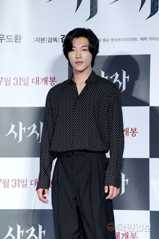 Actor Woo Do-hwan attends a report on the production of the movie Lion at the entrance of Lotte Cinema Counter in Gwangjin-gu, Seoul on the morning of the 26th.Lion is a film about the story of martial arts champion Yonghu (Park Seo-jun) meeting with the Kuma priest An Shinbu (An Sung-ki) and confronting the powerful evil (), which has confused the world.