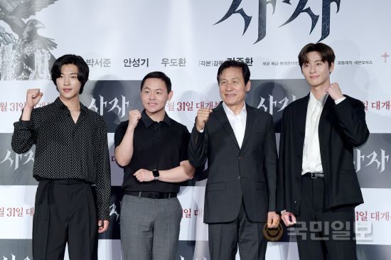 Actors Woo Do-hwan, director Kim Joo-hwan, Actors Ahn Sung-ki and Park Seo-joon attend a report on the production of the movie Lion at the entrance of Lotte Cinema Counter in Gwangjin-gu, Seoul on the morning of the 26th.Lion is a film about the story of martial arts champion Yonghu (Park Seo-joon) meeting with the Kuma priest An Shinbu (Ahn Sung-ki) and confronting the powerful evil (), which has confused the world.