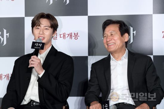 Actors Park Seo-joon and Ahn Sung-ki attend a report on the production of the movie Lion at the entrance of Lotte Cinema Counter in Gwangjin-gu, Seoul on the morning of the 26th to explain the movie Lion.Lion is a film about the story of martial arts champion Yonghu (Park Seo-joon) meeting with the Kuma priest An Shinbu (Ahn Sung-ki) and confronting the powerful evil (), which has confused the world.