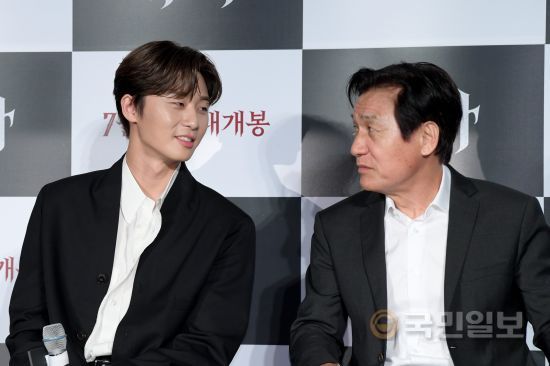 Actors Park Seo-joon and Ahn Sung-ki attend a report on the production of the movie Lion at the entrance of Lotte Cinema Counter in Gwangjin-gu, Seoul on the morning of the 26th to explain the movie Lion.Lion is a film about the story of martial arts champion Yonghu (Park Seo-joon) meeting with the Kuma priest An Shinbu (Ahn Sung-ki) and confronting the powerful evil (), which has confused the world.