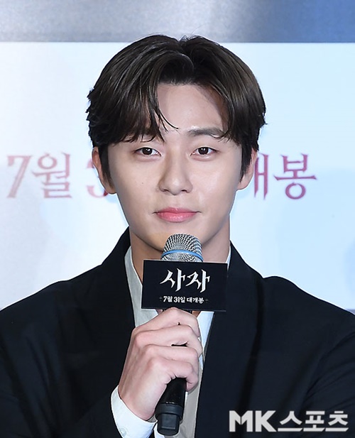 Actor Park Seo-joon, the Lion, has predicted the transformation of Acting.Director Kim Joo-hwan, Actor Park Seo-joon, An Sung-ki and Woo Do-hwan attended the production report of the movie Lion Footage at the entrance of Lotte Cinema Counter in Gwangjin-gu, Seoul on the morning of the 26th.Park Seo-joon plays the role of a martial arts champion who faces evil and plays an intense acting different from his previous work.I think it will be a movie that will show you the other side of what I have shown you, he said.I wonder what the audience is feeling, he said, and Im both nervous and excited about what Im going to do with myself.I was greeted in the summer as a youth police officer last year, but I am new to see you in the theater this summer, he said.I think lion is a movie that can be enjoyed coolly in summer, he added.