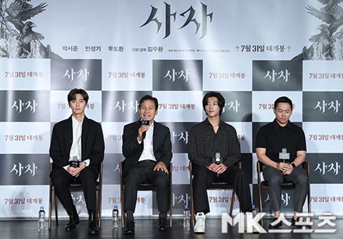 Korean version of Captain Marvel is the possibility of..Lion Park Seo-joon X safety X Woo Do-hwan of Real synergy(synthesis) <p> Summer theater is for joining for the movie ‘Lion’of the actor Park Seo-joon and Ahn Sung-Ki, Woo Do-hwan this powerful energy as the audience to be overwhelmed and ready.</p><p>26 am Seoul Gwangjin Lotte Cinema Konkuk is from the movie ‘Lion’ footage screened, fabrication and open to the midst of Kim Joo hwan Director and actor Park Seo-joon, Ahn Sung-Ki, Woo Do-hwan this attended.</p><p>‘Lion’is a Fighting Champion Dragon weather(Park Seo-joon)family, the priest should have some(safe enough)to meet the world into a chaos strong evil(惡)to fit in, its as, ‘youth Police’(2017), and also Kim Joo hwan Director of the new site.</p><p>Kim Ju-Hwan Director of ‘Lion’“for good and evil of the huge fight that has a movie. The line to fight for the people and the evil benefits of these conflicts Drew,”he explains.</p><p> Craft instrument for “someday once went to France when the Archangel is the demon pressing a sculpture you have seen. There are some conflicts you have. Several stories always had tea in the ‘Lion’is remembered,”he said.</p><p>Kim Bishop is a new Korean movie for the scenario, of course, the technical part also put into was. This “about how the challenge was. The movie for the climax for 5 minutes all the skills total was. Korean movie in the Captain Marvel universe, such as would be required to implement the elements are all there and think. In it necessarily need empathy to elicit a superhero character. In order for it to Express you character build is almost off state, but lead to a series whether movie opening this post to have a look at you would like. Ahn Sung-Ki sunbaenim our movie series Nick Fury is not to go up to the”high aspirations exposed.</p><p>Park Seo-joon is evil and Fighting Champion Dragon after taking the role of war and other intense smoke unfolds. He said: “during that time I showed you was a look and the other side can show the movie seems to be. The audience of admiring wonder. Years ago, the ‘youth police’and in the summer life was this year in the summer in the theater may I see emotion New. ‘Lion’is cool in the summer to enjoy the movie”and ‘Lion’is introduced.</p><p> This ‘Lion’is selected for the reason “why our country is in a Captain Marvel Studio movies such as the works cannot be seen until he had decided”a few days “he and ‘Lion’through my age in the intensely which can show many things as well. To me, the acting challenge for the Chinese audience in the new film to be presented will be the same,”he said.</p><p>Park Seo-joon is the recent movie ‘the parasite’(Director Bong Joon-Ho)in a special nature on the topic you are in. He said, “good work, participated in the will itself in glory. Some work and thought but the Golden Palm award until the award to ‘also’ wanted. (Top)our food and I are now bounded, that presence was. Now that really is like a family,”and ‘parasite’and colleagues the best way for eagerness to exposed.</p><p>My life consists of evil chasing the priest inside, and his minutes were. He said: “I dont feel like it will be had. A few years, the audience encounter with the enemy was easy, but this time in the ‘Lion’through a lot to meet with the audience we think it should heard. And you are the character itself is very attractive”for yourself.</p><p> Also “my age in a great energy to the show can seemed. Age bedridden feel like Universal is not one. But I heard in spite of the power and better than ever at the thought of greedy tightens”and frankly confide in me.</p><p>Ahn Sung-Ki and Park Seo-joon is this movie the first time through smoke breathing fit. This about that “son-hot Park Seo-joon and the breathing is exceedingly good.”and I get my service stopped.</p><p>Then she asked, “or juniors that you think it is difficult to be worried about this was, no dont, so I was grateful for it. Park Seo-joon is not fixed to attractive a considerable ‘charm’,”he a cute compliment to laughter, I found myself in.</p><p> Evil, spreading the black Bishop you are Woo Do-hwan this face. Woo Do-hwan is the first screen starring The ‘Lion’“for me or one of the beginning dont want to. Good sir, they and the audience meet the thought away and relax, but expect a lot becomes. Head white,”and with trembling heart I was.</p><p>He also “scenarios and imagination sucks. But the Bishop and Sirs story and I to see another world can I Life heard. Work why did you choose 99. 9% Bishop because. In a villain since a similar scenario many years or so ‘Lion’through differentiated point I wanted to show,”said Kim Ju-Hwan Director towards absolute trust exposed.</p><p>Meanwhile, the ‘Lion’is a coming 7 31, opening it.</p>