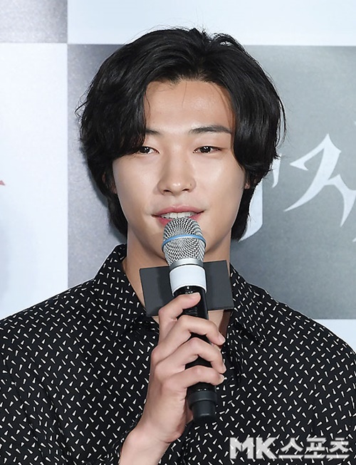 Korean version of Captain Marvel is the possibility of..Lion Park Seo-joon X safety X Woo Do-hwan of Real synergy(synthesis) <p> Summer theater is for joining for the movie ‘Lion’of the actor Park Seo-joon and Ahn Sung-Ki, Woo Do-hwan this powerful energy as the audience to be overwhelmed and ready.</p><p>26 am Seoul Gwangjin Lotte Cinema Konkuk is from the movie ‘Lion’ footage screened, fabrication and open to the midst of Kim Joo hwan Director and actor Park Seo-joon, Ahn Sung-Ki, Woo Do-hwan this attended.</p><p>‘Lion’is a Fighting Champion Dragon weather(Park Seo-joon)family, the priest should have some(safe enough)to meet the world into a chaos strong evil(惡)to fit in, its as, ‘youth Police’(2017), and also Kim Joo hwan Director of the new site.</p><p>Kim Ju-Hwan Director of ‘Lion’“for good and evil of the huge fight that has a movie. The line to fight for the people and the evil benefits of these conflicts Drew,”he explains.</p><p> Craft instrument for “someday once went to France when the Archangel is the demon pressing a sculpture you have seen. There are some conflicts you have. Several stories always had tea in the ‘Lion’is remembered,”he said.</p><p>Kim Bishop is a new Korean movie for the scenario, of course, the technical part also put into was. This “about how the challenge was. The movie for the climax for 5 minutes all the skills total was. Korean movie in the Captain Marvel universe, such as would be required to implement the elements are all there and think. In it necessarily need empathy to elicit a superhero character. In order for it to Express you character build is almost off state, but lead to a series whether movie opening this post to have a look at you would like. Ahn Sung-Ki sunbaenim our movie series Nick Fury is not to go up to the”high aspirations exposed.</p><p>Park Seo-joon is evil and Fighting Champion Dragon after taking the role of war and other intense smoke unfolds. He said: “during that time I showed you was a look and the other side can show the movie seems to be. The audience of admiring wonder. Years ago, the ‘youth police’and in the summer life was this year in the summer in the theater may I see emotion New. ‘Lion’is cool in the summer to enjoy the movie”and ‘Lion’is introduced.</p><p> This ‘Lion’is selected for the reason “why our country is in a Captain Marvel Studio movies such as the works cannot be seen until he had decided”a few days “he and ‘Lion’through my age in the intensely which can show many things as well. To me, the acting challenge for the Chinese audience in the new film to be presented will be the same,”he said.</p><p>Park Seo-joon is the recent movie ‘the parasite’(Director Bong Joon-Ho)in a special nature on the topic you are in. He said, “good work, participated in the will itself in glory. Some work and thought but the Golden Palm award until the award to ‘also’ wanted. (Top)our food and I are now bounded, that presence was. Now that really is like a family,”and ‘parasite’and colleagues the best way for eagerness to exposed.</p><p>My life consists of evil chasing the priest inside, and his minutes were. He said: “I dont feel like it will be had. A few years, the audience encounter with the enemy was easy, but this time in the ‘Lion’through a lot to meet with the audience we think it should heard. And you are the character itself is very attractive”for yourself.</p><p> Also “my age in a great energy to the show can seemed. Age bedridden feel like Universal is not one. But I heard in spite of the power and better than ever at the thought of greedy tightens”and frankly confide in me.</p><p>Ahn Sung-Ki and Park Seo-joon is this movie the first time through smoke breathing fit. This about that “son-hot Park Seo-joon and the breathing is exceedingly good.”and I get my service stopped.</p><p>Then she asked, “or juniors that you think it is difficult to be worried about this was, no dont, so I was grateful for it. Park Seo-joon is not fixed to attractive a considerable ‘charm’,”he a cute compliment to laughter, I found myself in.</p><p> Evil, spreading the black Bishop you are Woo Do-hwan this face. Woo Do-hwan is the first screen starring The ‘Lion’“for me or one of the beginning dont want to. Good sir, they and the audience meet the thought away and relax, but expect a lot becomes. Head white,”and with trembling heart I was.</p><p>He also “scenarios and imagination sucks. But the Bishop and Sirs story and I to see another world can I Life heard. Work why did you choose 99. 9% Bishop because. In a villain since a similar scenario many years or so ‘Lion’through differentiated point I wanted to show,”said Kim Ju-Hwan Director towards absolute trust exposed.</p><p>Meanwhile, the ‘Lion’is a coming 7 31, opening it.</p>