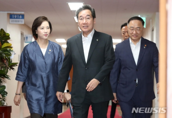 【서울=뉴시스】이영환 기자 = 이낙연 국무총리와 홍남기(오른쪽) 경제부총리 겸 기획재정부 장관, 유은혜(왼쪽) 사회부총리 겸 교육부 장관이 25일 오전 서울 종로구 정부서울청사에서 열린 국무회의에 참석하고 있다. 2019.06.25.    20hwan@newsis.com