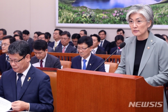 【서울=뉴시스】이종철 기자  = 25일 서울 여의도 국회에서 열린 외교통일위원회 전체회의에서 강경화 외교부장관이 업무보고를 하고 있다. 옆은 김연철 통일부 장관. 2019.06.25.   jc4321@newsis.com