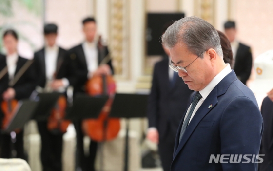 【서울=뉴시스】전신 기자 = 문재인 대통령이 24일 청와대 영빈관에서 열린 국군 및 유엔군 참전유공자 초청 오찬에서 묵념하고 있다. 2019.06.24.   photo1006@newsis.com