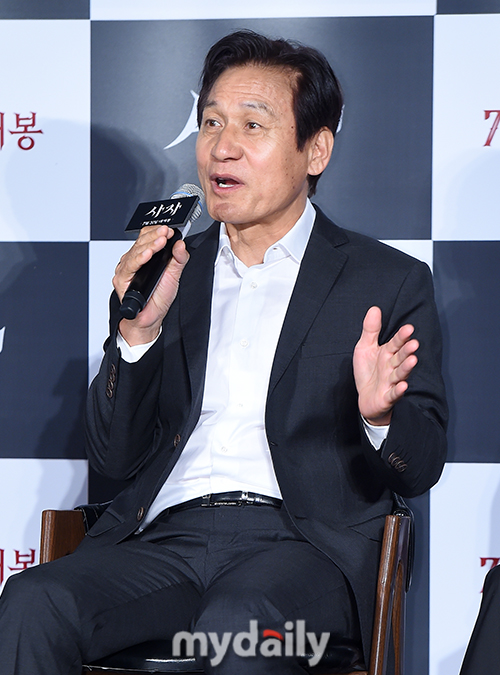 Actor Ahn Sung-ki expressed his feelings of comeback as a movie Lion.At the entrance of Lotte Cinema Counter in Jayang-dong, Gwangjin-gu, Seoul on the morning of the 26th, a report on the production of the movie Lion was held.Ahn Sung-ki said, I have been doing a little bit of activity in the meantime, but I have done movies every year, but I have few meetings with the audience. I thought I should meet through this lion.My wifes character is very attractive, I couldnt help but appear, and I thought it would be me, he said, raising expectations.The Lion is a film about the story of martial arts champion Yonghu (Park Seo-joon) meeting with the Kuma priest Anshinbu (Ahn Sung-ki) and confronting the powerful evil (), which has confused the world.