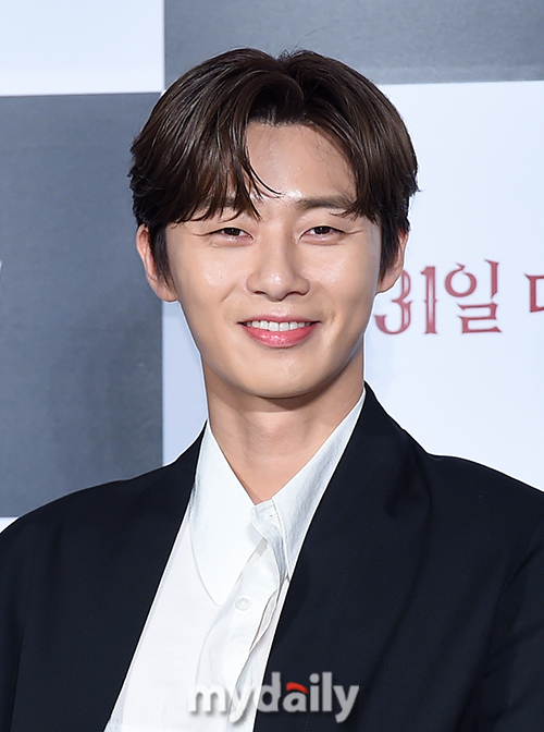 Actor Park Seo-joon is smiling at the production report of the movie Lion at the entrance of Lotte Cinema Counter in Jayang-dong, Gwangjin-gu, Seoul on the 26th.
