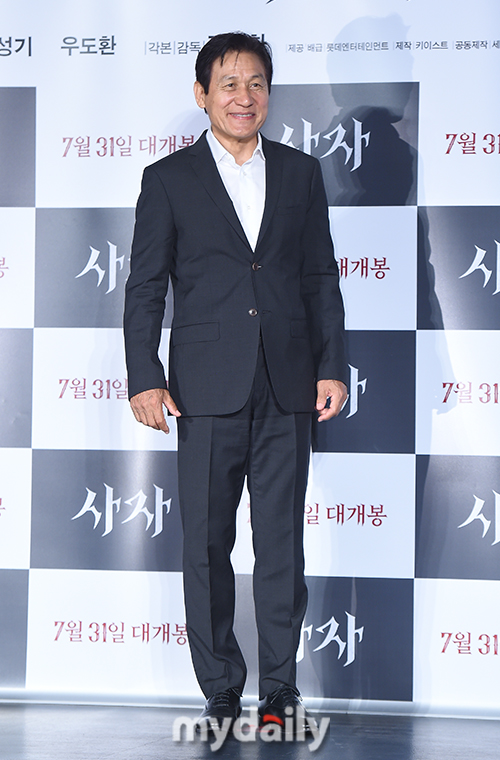 Actor Ahn Sung-ki poses at the production report of the movie Lion at the entrance of Lotte Cinema Counter in Jayang-dong, Gwangjin-gu, Seoul on the 26th.