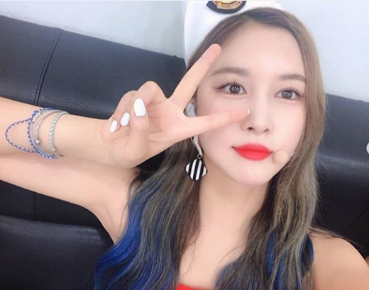 Girl group WJSN Dayoung showed off her lovely beauty.Da-young posted a photo on the official WJSN Instagram on the afternoon of the 26th, with an article entitled Thank you for cheering me up today and my sister Luda today! I am strong tomorrow! (4th and 4th.In the open photo, Da Young is looking at the camera and doing a V-jacking.Dayoung, who made a point makeup with red orange lip, captivates his eyes because he is giving a lovely but cute atmosphere.Meanwhile, WJSN, which Dayoung belongs to, is working as a wealthy company.