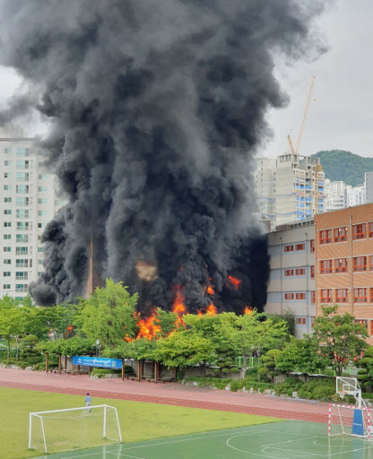[속보] 서울 은평구 초등학교 화재.."성인 2명 부상" | 인스티즈