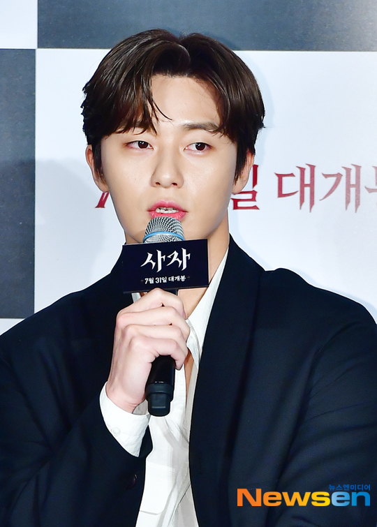 Park Seo-joon showed his affection for Choi Woo-shik.Actor Park Seo-joon mentioned the movie parasite and best friend Choi Woo-shik at the production report of the movie Lion (director Kim Joo-hwan) held at the entrance of Lotte Cinema Counter at 11 a.m. on June 26.Park Seo-joon recently made a special appearance in the movie parasite.Park said, I was very honored to be in the parasite once. I thought it was a huge work, but I was surprised to see the result.I saw the VIP premiere, and I congratulated myself at the back of the show. It is meaningful to me because it is a special appearance, but it means more about the special appearance than having a different feeling, and it is meaningful to appear in a good work.I thank coach Bong Joon-ho.This time, Choi Woo-shik will make a special appearance in The Lion. Park Seo-joon said, Choi Woo-shik and I have become inseparable. In fact, yesterday, I was with him.It is difficult to have a chance to work together, whether it is so small or big, whether it is long or long, and it is good to have a positive influence. I hope that it will grow with such a good influence in the future because it is a close relationship even after leaving it. Meanwhile, The Lion is a film about the story of martial arts champion Yonghu (Park Seo-joon) meeting the Kuma priest Anshinbu (Anseonggi) and confronting the powerful evil (), which has confused the world. It opens on July 31.Park Beautiful / Jang Gyeong-ho