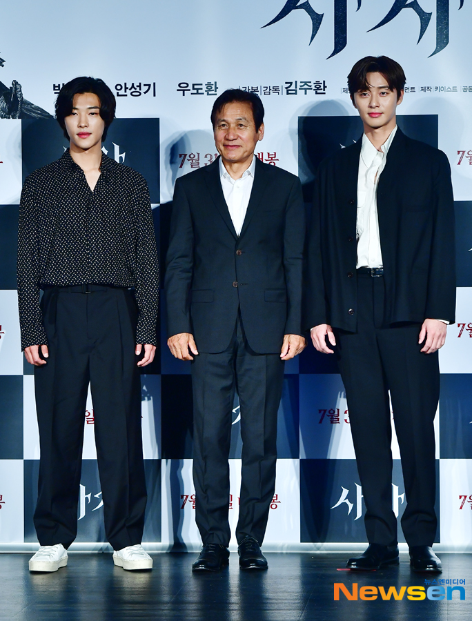 Actor Ahn Sung-ki Park Seo-joon Woo Do-hwan poses during photo time at the production report of the movie Lion at the entrance of Lotte Cinema Counter in Jayang-dong, Gwangjin-gu, Seoul on June 26.Jang Gyeong-ho