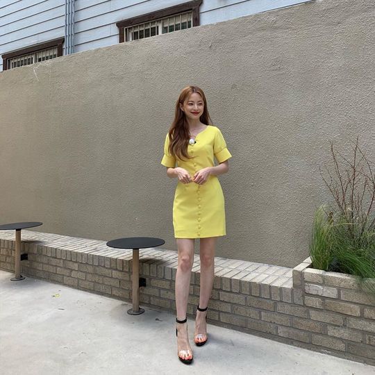 The model Lim Bo-ra has oozed a lot of charm.On June 25, Limbo posted three photos on his instagram with an article entitled I am so hungry that I have to take a costume and take a costume.In the photo, Imbora is wearing a yellow dress and creating a simple yet innocent atmosphere. A shy smile, fresh makeup, and a delicate body attract attention.Park So-hee