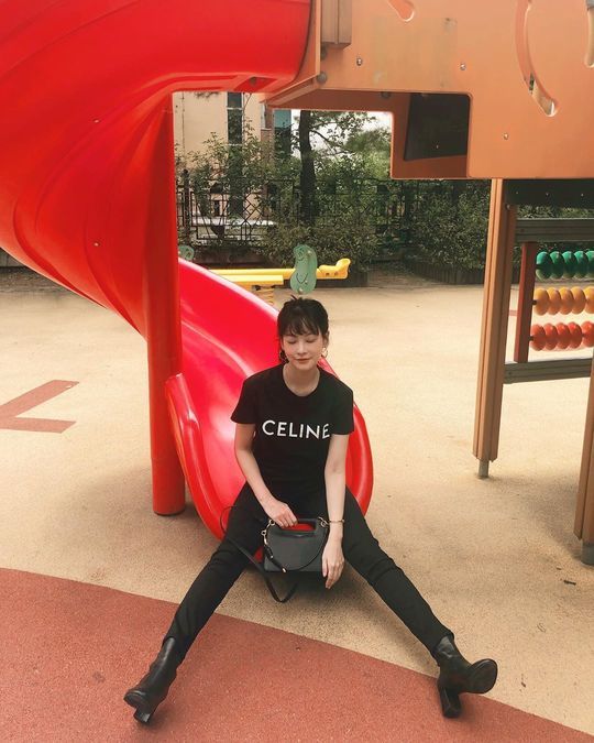 Actor Oh Yeon-seo boasted a small face size.On June 26, Oh Yeon-seo posted a picture on his instagram with an article entitled Birthday Gift! I worked hard to take a picture of my brother!The picture shows Oh Yeon-seo sitting on the slide. Oh Yeon-seo added chic charm in all-black fashion. Oh Yeon-seos fading small face catches the eye.delay stock