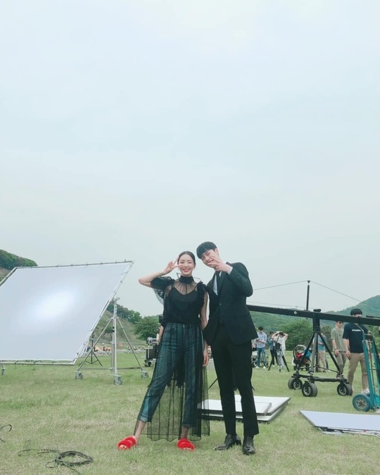 Actor Lee Da-hee boasted a warm atmosphere.Lee Da-hee posted three photos on his Instagram account on June 26 with the words Gumble You Day; today, finally, Sung Deok Cha Hyun (feat.Snow Actor).Lee Da-hee Lee Jae-wook in the photo poses cute V-posing and emits a unique chemistry. The smile of two people who boast superior visuals makes even the viewers smile.Park So-hee