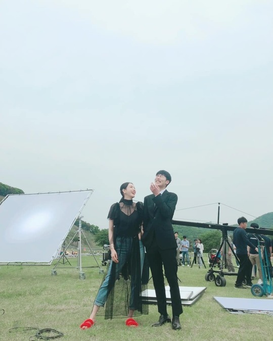 Actor Lee Da-hee boasted a warm atmosphere.Lee Da-hee posted three photos on his Instagram account on June 26 with the words Gumble You Day; today, finally, Sung Deok Cha Hyun (feat.Snow Actor).Lee Da-hee Lee Jae-wook in the photo poses cute V-posing and emits a unique chemistry. The smile of two people who boast superior visuals makes even the viewers smile.Park So-hee