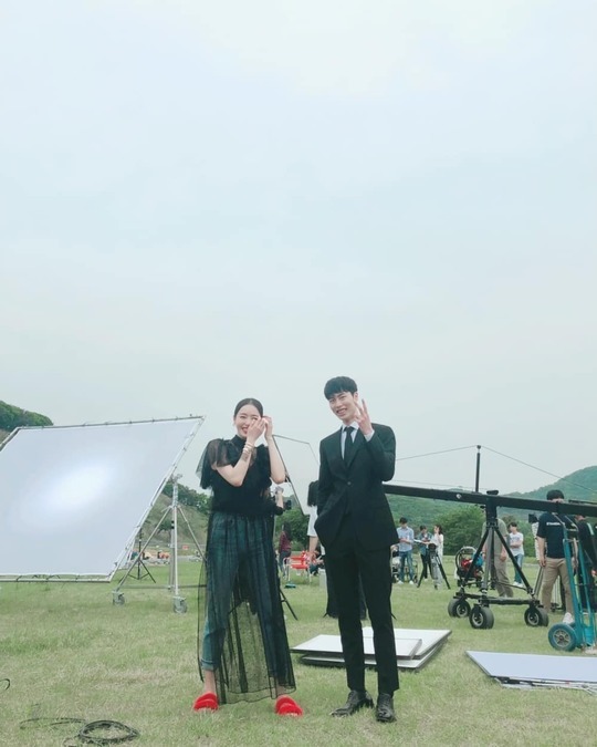 Actor Lee Da-hee boasted a warm atmosphere.Lee Da-hee posted three photos on his Instagram account on June 26 with the words Gumble You Day; today, finally, Sung Deok Cha Hyun (feat.Snow Actor).Lee Da-hee Lee Jae-wook in the photo poses cute V-posing and emits a unique chemistry. The smile of two people who boast superior visuals makes even the viewers smile.Park So-hee