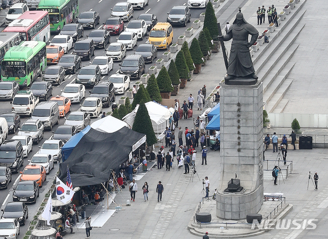 【서울=뉴시스】김병문 기자 = 우리공화당(구 대한애국당) 관계자들이 26일 오전 서울 종로구 광화문광장에서 서울시에 의해 전날 철거된 천막을 재설치 한 후 밤을 새우며 지키고 있다. 2019.06.26.   dadazon@newsis.com
