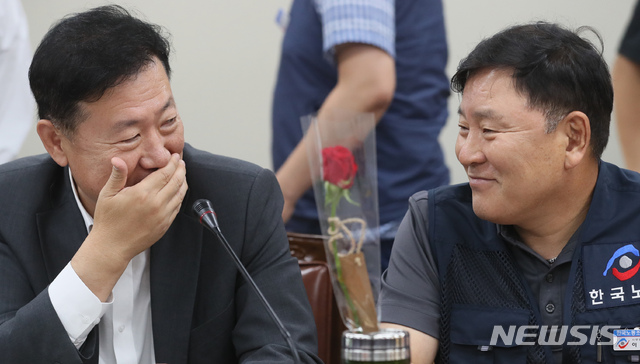 장미꽃사이로 이미지