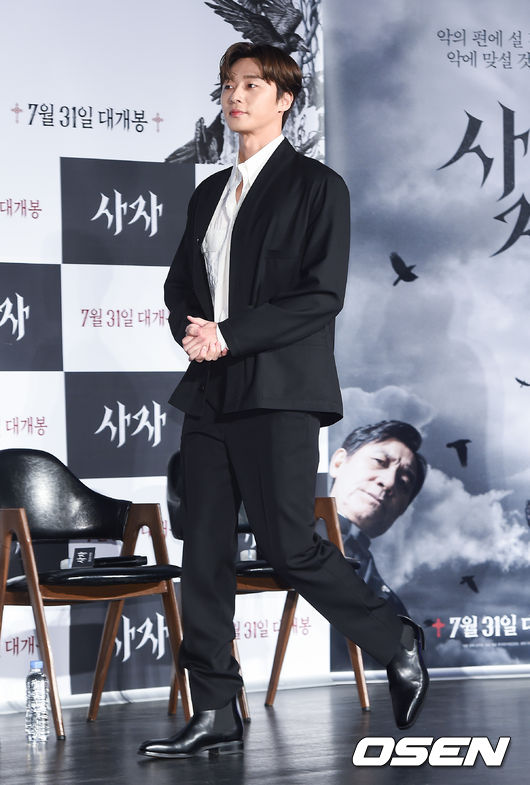 On the morning of the 26th, a report on the production of the movie Lion was held at the entrance of Lotte Cinema Counter in Jayang-dong, Gwangjin-gu, Seoul.The movie The Lion is scheduled to open on July 31 as a film about the martial arts champion Yonghu (Park Seo-joon) meeting the Kuma priest Anshinbu (Anseonggi) and confronting the powerful evil (), which has confused the world.Park Seo-joon is entering.