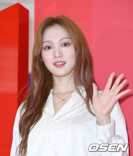 On the afternoon of the 26th, a new product launch event was held at the flagship store of cosmetics brand located in Seodaemun-gu, Seoul.Actor Lee Sung-kyung has photo time.