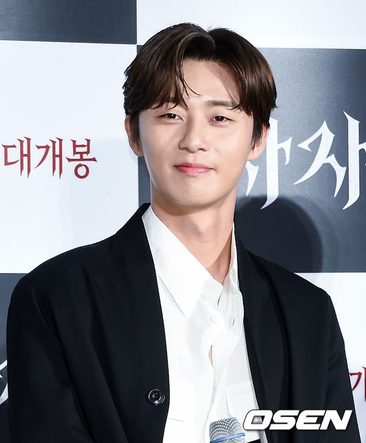 On the morning of the 26th, a report on the production of the movie Lion was held at the entrance of Lotte Cinema Counter in Jayang-dong, Gwangjin-gu, Seoul.The movie The Lion is scheduled to open on July 31 as a film about the martial arts champion Yonghu (Park Seo-joon) meeting the Kuma priest Anshinbu (Anseonggi) and confronting the powerful evil (), which has confused the world.Park is smiling.