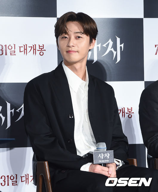 On the morning of the 26th, a report on the production of the movie Lion was held at the entrance of Lotte Cinema Counter in Jayang-dong, Gwangjin-gu, Seoul.The movie The Lion is scheduled to open on July 31 as a film about the martial arts champion Yonghu (Park Seo-joon) meeting the Kuma priest Anshinbu (Anseonggi) and confronting the powerful evil (), which has confused the world.Park is smiling.