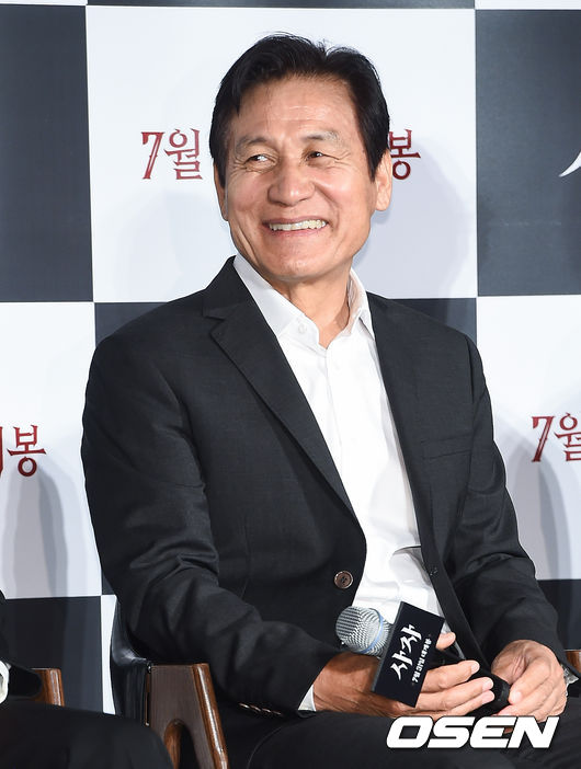 On the morning of the 26th, a report on the production of the movie Lion was held at the entrance of Lotte Cinema Counter in Jayang-dong, Gwangjin-gu, Seoul.The film The Lion is scheduled to open on July 31 as a film about the martial arts champion Yonghu (Park Seo-joon) meeting the Kuma priest Anshinbu (Ahn Sung-ki) and confronting the powerful evil (), which has confused the world.Ahn Sung-ki is smiling.