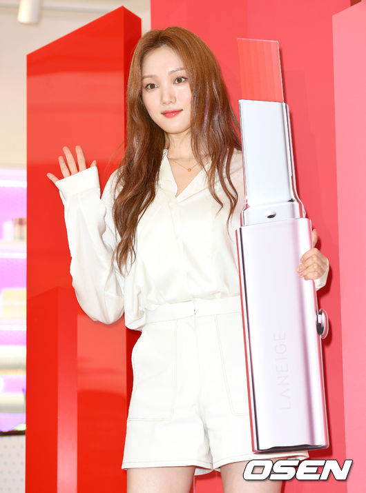 On the afternoon of the 26th, a new product launch event was held at the flagship store of cosmetics brand located in Seodaemun-gu, Seoul.Actor Lee Sung-kyung has photo time.