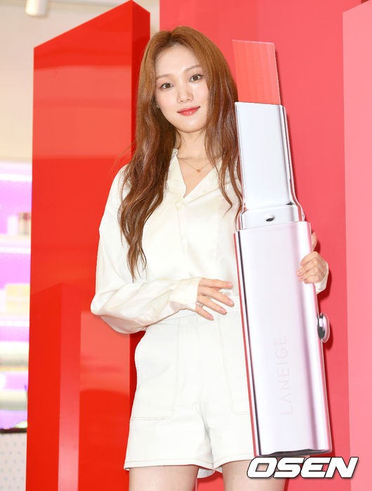 On the afternoon of the 26th, a new product launch event was held at the flagship store of cosmetics brand located in Seodaemun-gu, Seoul.Actor Lee Sung-kyung has photo time.