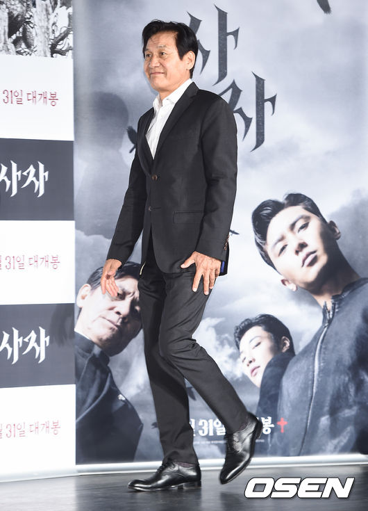 On the morning of the 26th, a report on the production of the movie Lion was held at the entrance of Lotte Cinema Counter in Jayang-dong, Gwangjin-gu, Seoul.The movie The Lion is scheduled to open on July 31 as a film about the martial arts champion Yonghu (Park Seo-joon) meeting the Kuma priest Anshinbu (Anseonggi) and confronting the powerful evil (), which has confused the world.Actor Ahn Sung-ki is entering the scene.