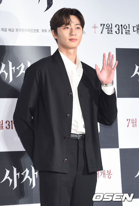 On the morning of the 26th, a report on the production of the movie Lion was held at the entrance of Lotte Cinema Counter in Jayang-dong, Gwangjin-gu, Seoul.The movie The Lion is scheduled to open on July 31 as a film about the martial arts champion Yonghu (Park Seo-joon) meeting the Kuma priest Anshinbu (Anseonggi) and confronting the powerful evil (), which has confused the world.Actor Park Seo-joon poses.