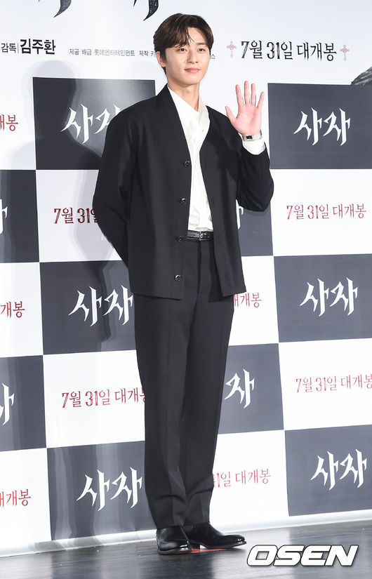 On the morning of the 26th, a report on the production of the movie Lion was held at the entrance of Lotte Cinema Counter in Jayang-dong, Gwangjin-gu, Seoul.The movie The Lion is scheduled to open on July 31 as a film about the martial arts champion Yonghu (Park Seo-joon) meeting the Kuma priest Anshinbu (Anseonggi) and confronting the powerful evil (), which has confused the world.Actor Park Seo-joon poses.