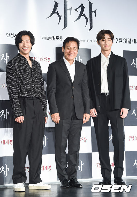 The Korean-style exorcism film Lion is set for summer release with Park Seo-joon, Ahn Sung-ki and Woo Do-hwan.At the entrance of Lotte Cinema Counter in Seoul on the morning of the 26th, a report on the production of the movie Lion Footage was held.Actor Park Seo-joon, Ahn Sung-ki, Woo Do-hwan, and director Kim Joo-hwan attended the production.The Lion depicts the story of the martial arts champion Yonghu (Park Seo-joon) meeting with the Guma priest Anshinbu (Ahn Sung-ki) and confronting the powerful evil (), which has left the world in turmoil.It is a reunited work by director Kim Joo-hwan and Park Seo-joon of the film Youth Police (5.65 million people), which dominated the theater in summer 2017, and presents a completely different genre.Regarding the moment of the work, director Kim Joo-hwan said, I have been to France once before, and I have seen a statue of an archangel holding a demon. There is a huge conflict.There are Universes such as Congering and Marvel overseas, and in Korea, there is such a World view, so I wondered what many people could fight.In the meantime, it seems that the lion has begun. I decided to lion after seeing the sculpture. Our film is a film with a battle of good and evil, a film with conflicts between those who fight for good and those who take their own advantage through evil, he said briefly.Park Seo-joon played the martial arts champion Yonghu, who faced evil in the play.He is a martial arts champion called the envoy, and he has long been closed to distrust of the world after losing his father as a child.After a nightmare, I meet with the bride with the wound of the unknown hand that suddenly occurred, and I know about the power of SEK in the wounded hand and the existence of evil hidden in the world.He will return to the screen two years after Youth Police.I feel nervous and trembling. I think I will show a different look than I have shown in the past.It was released last summer, but I will say hello again this summer. I hope you feel our movie coolly in the theater. Park Seo-joon said, I did not know what the story was until I saw the lion scenario. Can not it be made in our country?I wanted to, but after seeing the Lion scenario, I thought, Would it be the most intense role I can show at my age? When I talked, there were great things hidden.In some ways, it could be a challenge to the character. I think I can show visually interesting elements to Korean audiences. Asked Why should it have been Park Seo-joon? the director said: Its a strong character with action added to the exorcist genre, heres a dark character with severe scarring and deficiency.It is new that the main character is growing.I wanted to work together naturally, and Park Seo-joon can do it, but I do not know what I do. Park Seo-joon said, When I saw the scenario, I wanted to do Action because I tried, but as I went through the day, I wanted to say, This is not the sum that ends today.(Laughing) It would be very difficult to shoot. It was much harder because I had to pay attention to angles when shooting.There were key CGs in our movie, and it was difficult to postpone it by filling it with imagination.But at the same time, I thought I could grow up one step after shooting. Ahn Sung-ki took charge of the priesthood of Kuma who chased evil.A priest from the Vatican, a member of the Kuma priesthood Arma Lukis (the weapon of light), is looking for a powerful black bishop of evil who lurked in Korea.He is on duty with all his strong beliefs and good will, and he is amazed at the presence of the dragon in front of him when the latest man who helped him leaves and is at risk alone.It is a person who feels that the wounds on the hands of the dragon are not unusual.This movie seemed to be me, said Ahn Sung-ki. I have been active for a few years, but I have been in movies every year, but I have few meetings with the audience.I thought I should meet with a lot of audiences through Lion. The character of the bride is very attractive. I had to do it. I thought I could show great energy. When I get older, it is easy to feel old. I want to be able to do something even though I am old, and I want to give you strength.So this movie was good, he said. I thought that the safe house had a long sense of Kuma, so I should look skillful. When I do something, I feel serious and charismatic.Instead, when I left work, I tried to express such a person who was as warm as my father and even more humorous. Regarding Ahn Sung-ki, director Kim Joo-hwan said, I thought that the end king should come out when there is a Kumasa in many media.As Ahn Sung-ki came out, the necessary points for Catholic World were filled. I thought you were the best. It was very good, actually Park Seo-joon was a son, said Ahn Sung-ki, who co-worked with his juniors.I did what I did when I was worried about the scene, but fortunately I was glad to follow it well.If you define Park Seo-joon in a word, it seems to be a mass of charm, and in a way it seems cool. Park Seo-joon said: Ahn Sung-ki was really like a father, I first met him through this work, and hes a teacher to me.I called him teacher at first, and he said, Lets just be senior. He said he looked older. That part felt pleasant.When I first started the movie, I was burdened, but I was dependent on seeing you. By the end of the film, I met you and thought about life a lot.It was like a father, she smiled.Woo Do-hwan also said, When I get older, I felt like I wanted to be like Ahn Sung-ki, Park Seo-joon senior.I can not forget the memory of eating rice and playing screen baseball after shooting, and I want to live an Actor life for a long time while being loved like this. Im still muttering, I still mumble when I sit in the bath, said Ahn Sung-ki, who memorized the Latin ambassador for the Kuma scene.Woo Do-hwan digested the evil-spreading black bishop Jisin, a mysterious figure surrounded by veils, with an outstanding talent for penetrating and exploiting opponents weaknesses.Jisin, who takes his own consciousness toward the existence of evil in a secret space, begins to crack in the plan due to the Anshin and the dragon, and begins to circle around them.I did not see the scenario for the first time and I was not drawn well in my head. I did not have the confidence to be implemented.I would like to see another World. 99.9% of the respondents who chose lion are thanks to Kim Joo-hwan. Host Park Kyung-rim said, Park Seo-joon, Ahn Sung-ki, did you two appear in this movie with a few percent belief in the director?Ahn Sung-ki said, I was from the time of the scenario.If I was dead, I would have said my name was safety, Park Seo-joon said, As far as I know, the bishop invited Ahn Sung-ki to the premiere of Youth Police.I was already waiting for senior Ahn Sung-ki, Ive been talking about it since before the scenario, so its almost 100%.Woo Do-hwan, who plays mainly villains in the movie, played villains in The Master and villains in The Lion.In fact, after The Master, all the villain scenarios came in. Lion is a villain, but Choices wanted to show other evil.He wanted a villain with a clear reason, not a friend who indiscriminately harmed people. Later, as you can see in the movie, he was an intelligent criminal and I felt attracted to that part. Park Seo-joon, who is about to release Lion, recently surpassed 9 million after Metabolic starring SEK, following the Cannes Golden Palm.Although it appeared briefly in the early part of the movie, it took on an important character and left a strong impact. Choi Woo-shik, the main character of The Lion, is raising expectations with SEK.Park Seo-joon and Choi Woo-shik are also known for their best friends in the entertainment industry.If you work with people who are humanly communicating, you will get good results. I met a lot with Mr. Woo-sik and Seo Jun.I talked about my favorite Actor movie, and I thought there were some points that I could do. It is more meaningful than SEK appearance.I think I can see a little bit when I see the movie. In addition, the director mentioned his previous work Youth Police and said, It is difficult to compare lion and youth police.There was no work led by two young actors in Chungmuro, and I tried to save freshness in Lion.I have not seen this, and I hope you will feel that it is fun and fun in our country. Meanwhile, Lion will be released on July 31st.